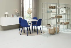 HANSTED Ø100 tafel warmgrijs + 4 EJSTRUP stoelen blauw