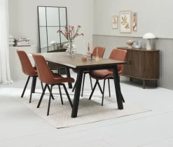 SKOVLUNDE L200 tafel donker eiken +4 HYGUM stoelen cognac